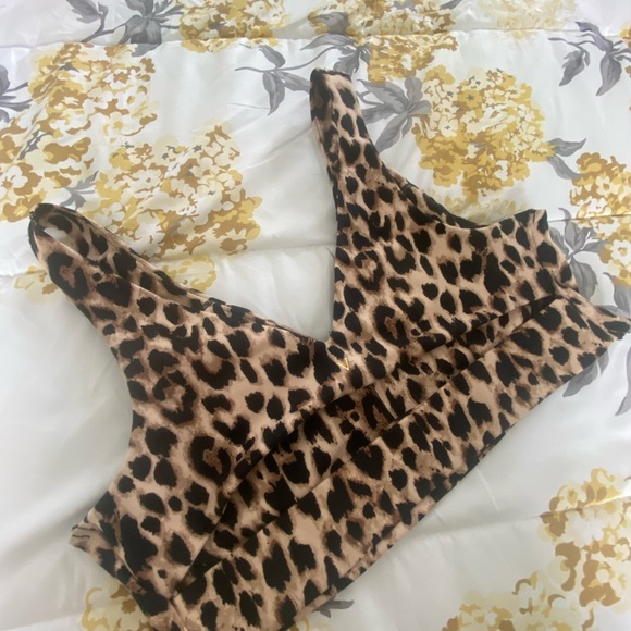 VICTORIA’S SECRET ❤️  Animal Print Sports Bra - XL - Picture 4 of 10